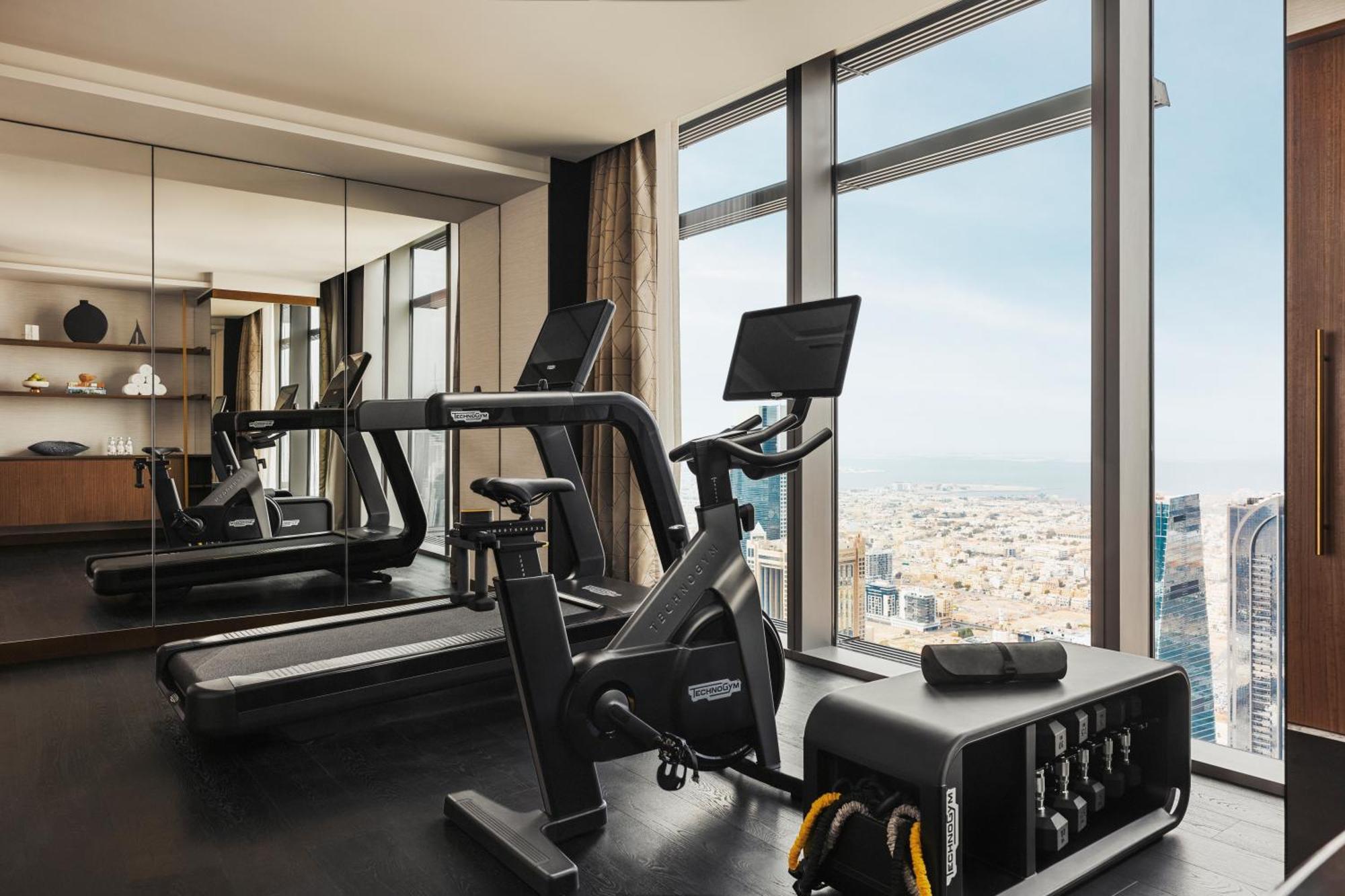 One&Only One Za'Abeel Hotel Dubai Bagian luar foto The gym at the Ritz-Carlton, DIFC